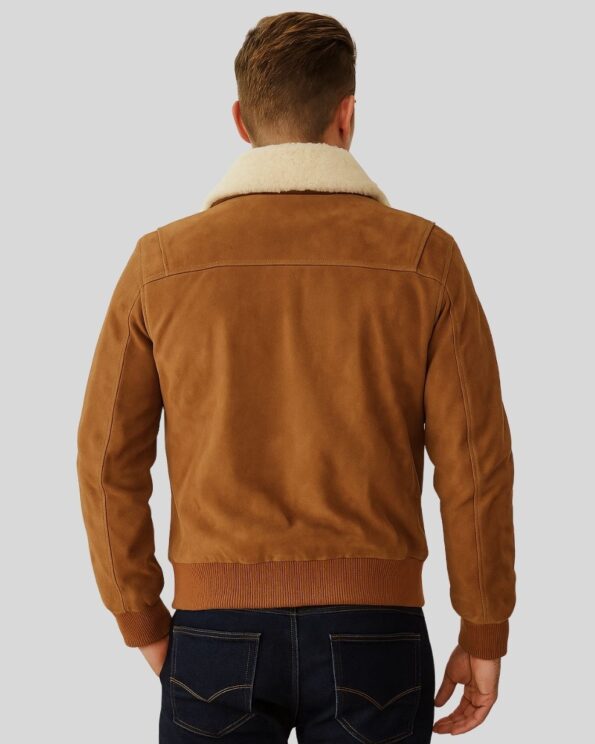 Rückansicht einer braunen Wildlederjacke für Herren mit cremefarbenem Shearling-Kragen und elastischem Bund