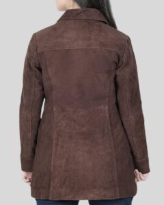 Rückansicht eines Damen braunen Wildledermantels mit klassischem Schnitt