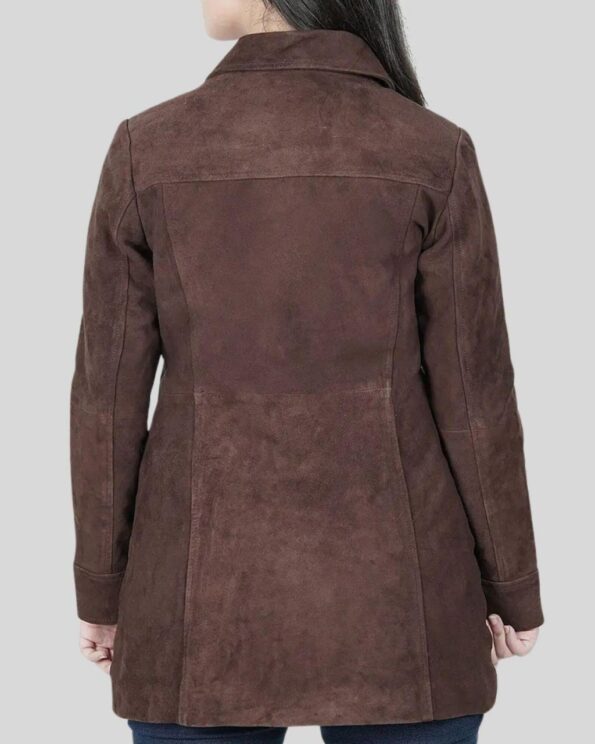 Rückansicht eines Damen braunen Wildledermantels mit klassischem Schnitt