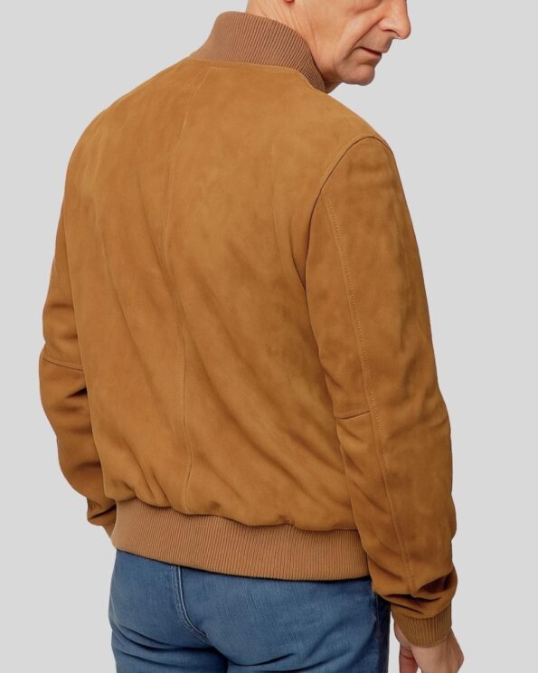 Rückansicht der Camel Wildleder Bomberjacke Herren mit elastischem Bund und geripptem Kragen