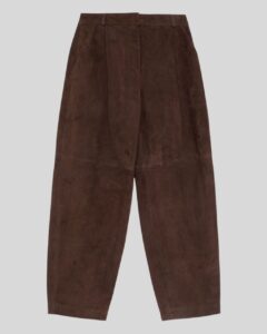 Braune Damen-Wildlederhose, flach hingelegt auf neutralem Hintergrund – Detailansicht des Designs