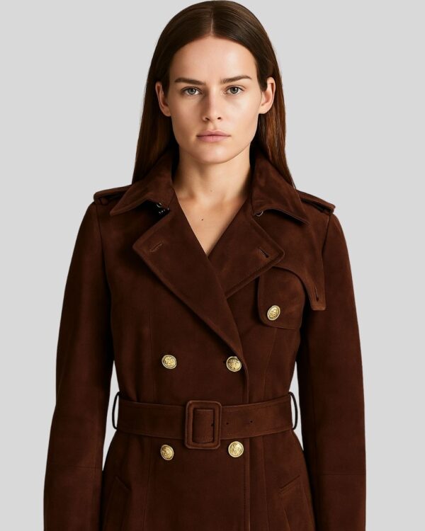 Damen Brauner Suede Langmantel Nahaufnahme mit Gürtel und goldenen Knöpfen im Detail