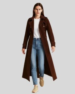 Damen Brauner Suede Langmantel offen getragen mit Jeans und weißen Sneakers im modernen Streetstyle