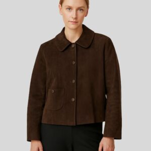 Damen Suede Kurzjacke in Dunkelbraun mit Knöpfen und Fronttasche, kombiniert mit schwarzer Hose