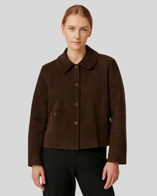 Damen Suede Kurzjacke in Dunkelbraun mit Knöpfen und Fronttasche, kombiniert mit schwarzer Hose