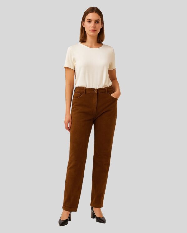 Damen Wildleder Hose in Braun Ganzkörperansicht mit weißem T-Shirt und Absatzschuhen
