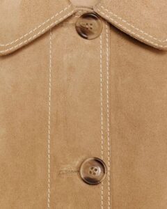 Damen beige Suede Kurzjacke Detailansicht Knöpfe und Nähte