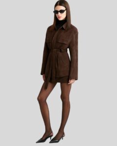 Damen Dunkelbraune Suede Kurzjacke – Diagonale Frontansicht