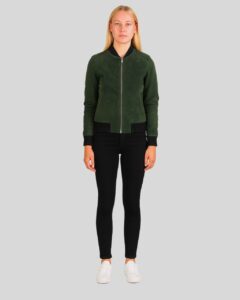 Damen grüne Suede Bomberjacke Ganzkörperansicht