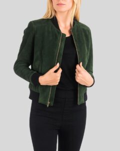 Damen grüne Suede Bomberjacke halb geöffnet getragen