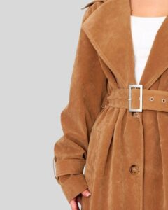 Detailansicht Damen Camel Suede Mantel mit Gürtel und großem Revers