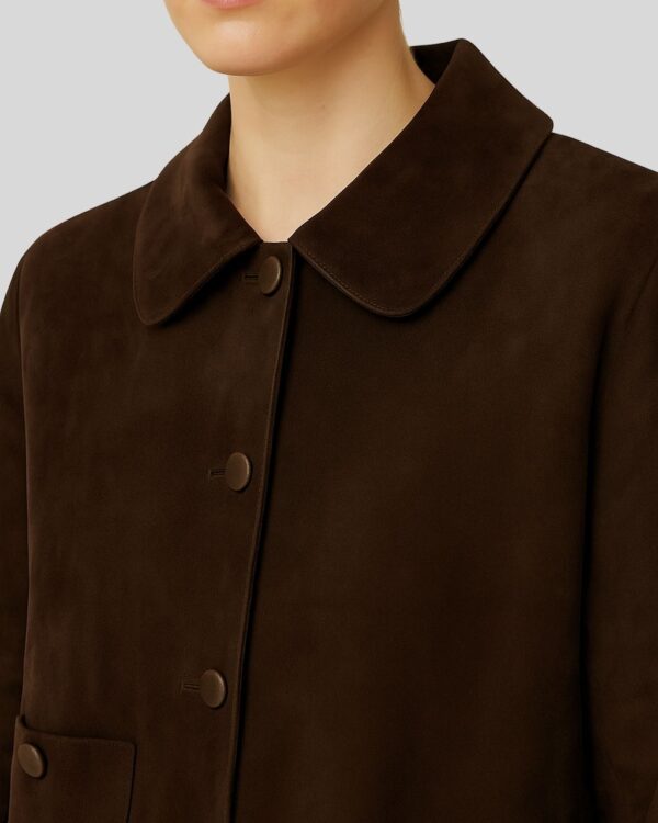 Detailansicht Damen Suede Kurzjacke in Dunkelbraun mit klassischem Kragen und Knopfverschluss