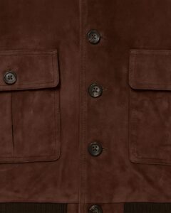 Rückansicht der Herren Braunen Suede Bomberjacke aus hochwertigem Wildleder. Mit elastischem Bund und Kragenabschluss für einen modernen, maskulinen Look.