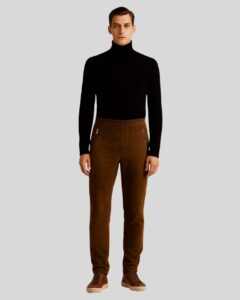 Frontansicht eines Mannes in brauner Herren Wildleder Joggerhose mit elastischem Bund und Reißverschlusstaschen, kombiniert mit schwarzem Rollkragenpullover
