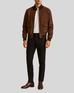 Herren Braune Suede Bomberjacke kombiniert mit schwarzer Hose und weißen Sneakern