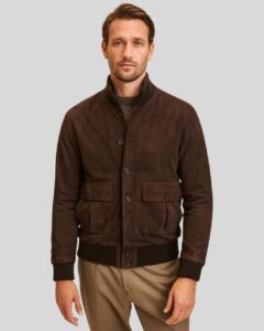 Herren Braune Suede Bomberjacke mit Knopfleiste, Stehkragen und Pattentaschen vorne