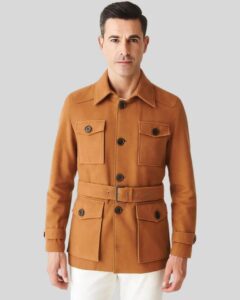 Herren Camel Suede Mantel Frontansicht getragen
