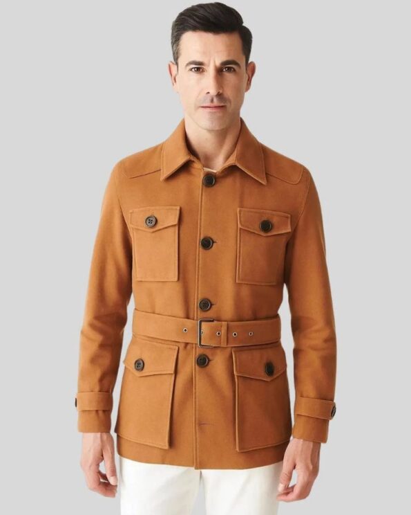 Herren Camel Suede Mantel Frontansicht getragen