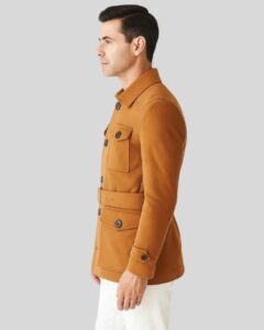 Herren Camel Suede Mantel Seitenansicht getragen