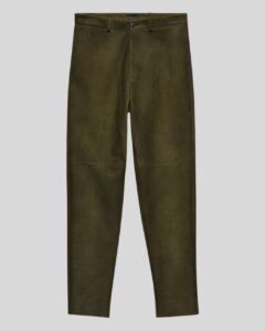 Herren Olivgrün Suede Hose aus Wildleder, flach liegend fotografiert, elegante Vorderansicht