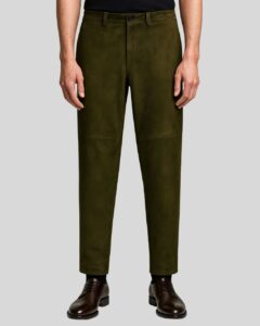 Herren Olivgrün Suede Hose aus hochwertigem Wildleder, elegante Vorderansicht mit klassischem Schnitt
