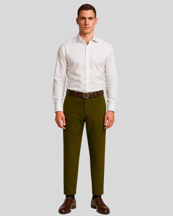 Herren Olivgrün Suede Hose kombiniert mit weißem Hemd und braunen Lederschuhen für einen eleganten Business-Look