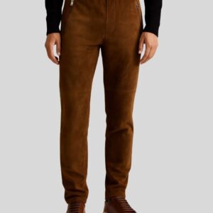 Herren Wildleder Joggerhose in Braun mit elastischem Bund und Zipper-Taschen, kombiniert mit schwarzen Pullover und Sneakers