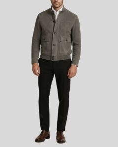 Herren graue Suede Jacke Ganzkörperansicht getragen