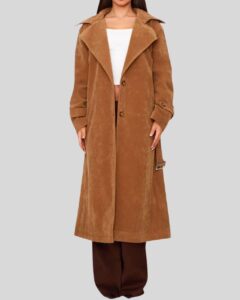 Model trägt Damen Camel Suede Mantel aus Wildleder, langer Trenchcoat mit weitem Revers