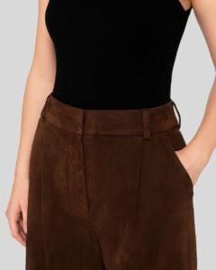 Nahaufnahme der Taille einer braunen Damen-Wildlederhose mit Seitentaschen und Gürtelschlaufen