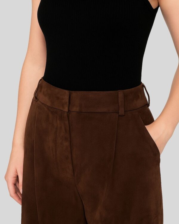 Nahaufnahme der Taille einer braunen Damen-Wildlederhose mit Seitentaschen und Gürtelschlaufen