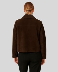 Rückansicht Damen Suede Kurzjacke in Dunkelbraun mit klassischem Kragen und geradem Schnitt