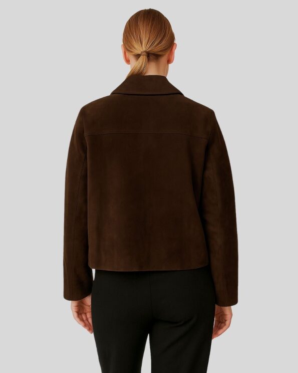 Rückansicht Damen Suede Kurzjacke in Dunkelbraun mit klassischem Kragen und geradem Schnitt