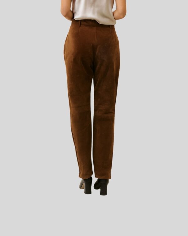 Rückansicht Damen Wildleder Hose in Braun