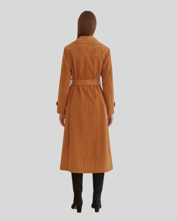 Rückansicht eines Damen Camel Suede Mantels aus Wildleder, langer Trenchcoat mit Gürtel
