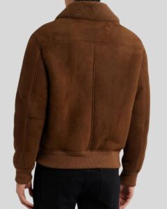 Rückansicht eines Mannes in brauner Suede Bomberjacke mit Shearling-Kragen und Rippbund