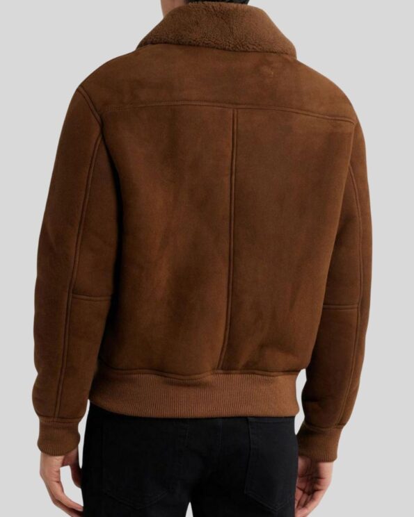 Rückansicht eines Mannes in brauner Suede Bomberjacke mit Shearling-Kragen und Rippbund