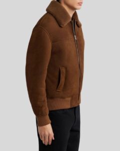 Seitenansicht einer Herren Braunen Suede Bomberjacke mit Shearling-Kragen und Reißverschluss