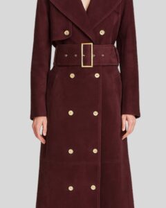 Damen Wildledermantel Bordeaux Detailansicht mit goldenen Knöpfen und Wildledergürtel