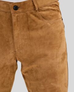 Detailaufnahme der Herren Wildlederhose Camel mit sichtbarer Nahtführung und hochwertiger Velourslederstruktur