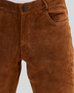 Detailaufnahme der Herren Wildlederhose Cognac, Nahaufnahme der Vorderseite mit sichtbarer Naht und Knopfverschluss