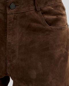 Detailaufnahme der Herren Wildlederhose Dunkelbraun Slimfit, zeigt feine Nahtverarbeitung und luxuriöse Velourslederstruktur