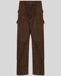 Flach liegende dunkelbraune Herren-Wildleder-Utilityhose mit großen Taschen auf hellem Hintergrund