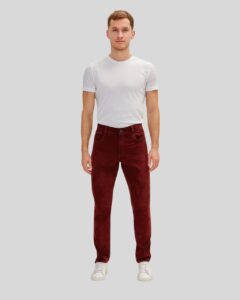 Ganzkörperaufnahme der Herren Wildlederhose Bordeaux Slimfit, kombiniert mit weißem T-Shirt und Sneakern