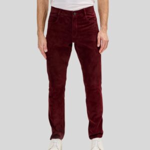 Herren Wildlederhose Bordeaux Slimfit, getragen mit weißem T-Shirt und Sneakern, zeigt elegante Vorderansicht
