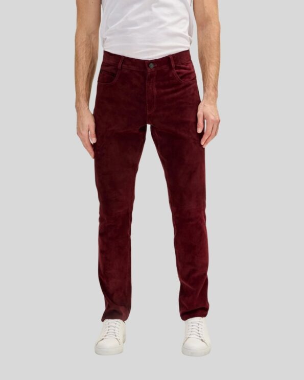 Herren Wildlederhose Bordeaux Slimfit, getragen mit weißem T-Shirt und Sneakern, zeigt elegante Vorderansicht