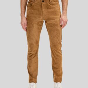 Herren Wildlederhose Camel in Slim Fit Passform, getragen mit weißem T-Shirt und weißen Sneakern, Vorderansicht auf grauem Hintergrund