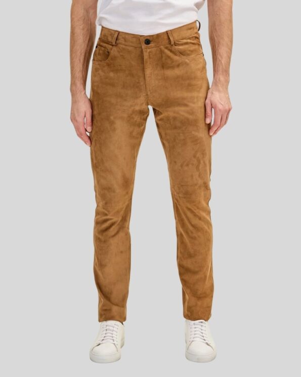 Herren Wildlederhose Camel in Slim Fit Passform, getragen mit weißem T-Shirt und weißen Sneakern, Vorderansicht auf grauem Hintergrund