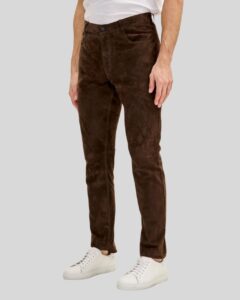 Herren Wildlederhose Dunkelbraun Slimfit Seitenansicht, aus feinem Veloursleder mit moderner Passform, getragen mit weißen Sneakern