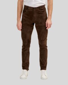 Herren Wildlederhose Dunkelbraun Slimfit aus echtem Veloursleder, kombiniert mit weißem T-Shirt und Sneakern auf grauem Hintergrund